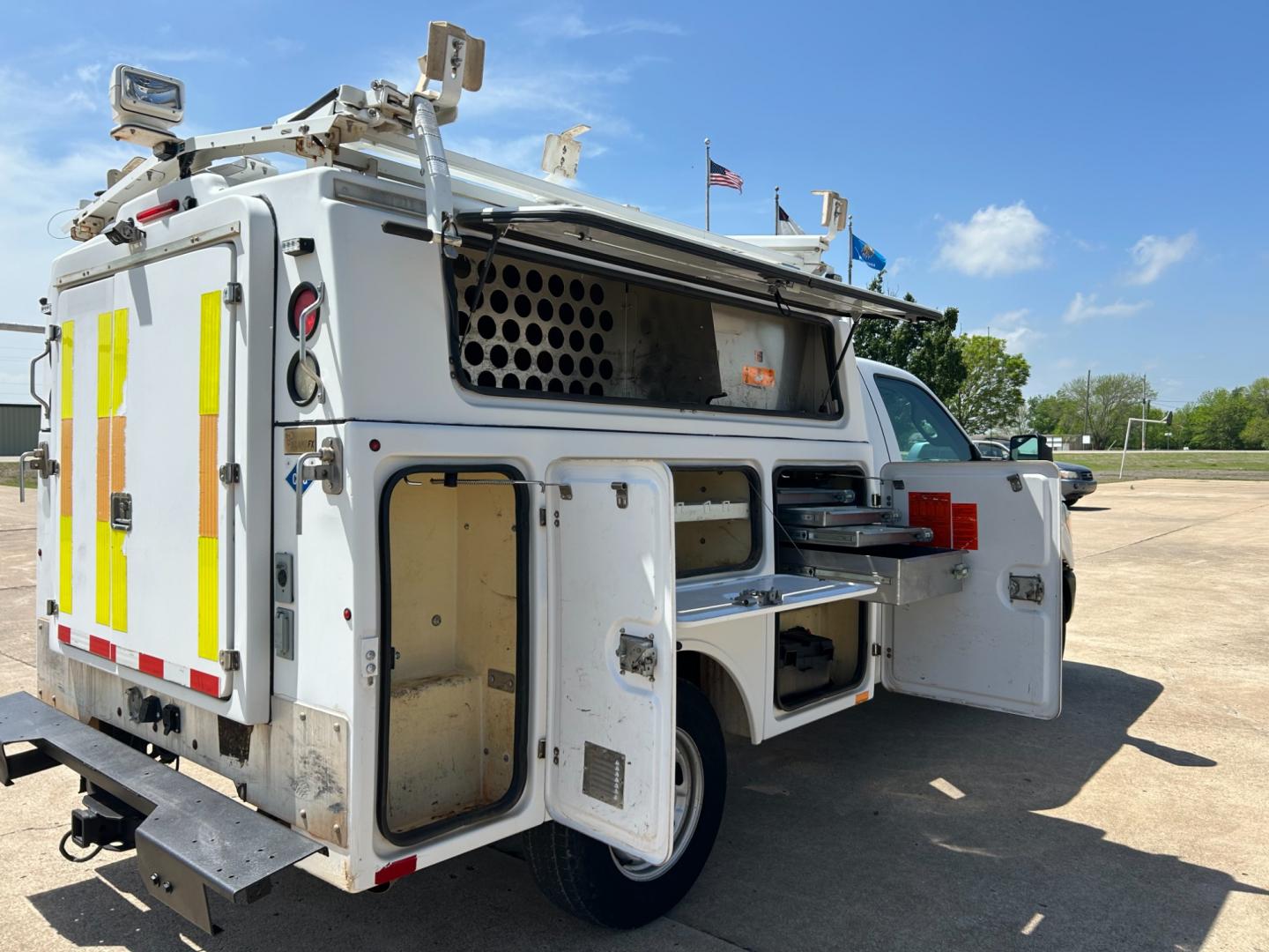 2013 White /Gray Ford F-350 SD F350 (1FDRF3A68DE) with an 6.2L V8 F SOHC 16V engine, AUTOMATIC transmission, located at 17760 Hwy 62, Morris, OK, 74445, (918) 733-4887, 35.609104, -95.877060 - *****DEDICATED CNG***** 2013 FORD F-350 6.2 V8 RWD DEDICATED CNG FEATURES MANUAL SEATS, MANUAL LOCKS, MANUAL WINDOWS, MANUAL MIRRORS, AM/FM STEREO, VINYL SEATS, CRUISE CONTROL, TRACTION CONTROL, FACTORY-EQUIPT TRAILER BREAKS, POWER CONVERTER, EASY LOAD LADDER RACK, BACK UP CAMERA, LOTS OF STORAGE S - Photo#21